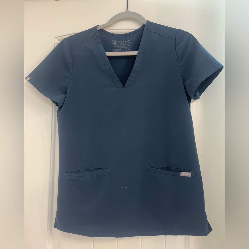 FIGS 2 pocket scrub top. Size XS. Dark Harbour